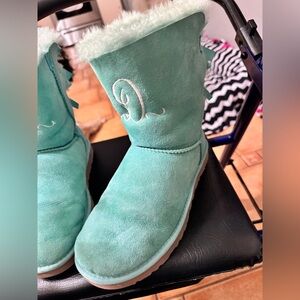 UGG Bailey Bow-Back Short Boot in Aqua with letter D
